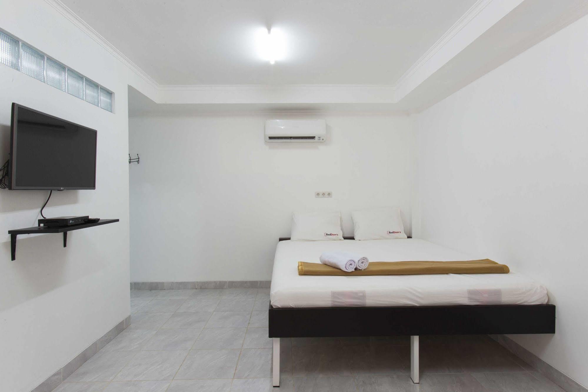 Hotel Reddoorz @ Fatmawati Raya Cilandak  Zewnętrze zdjęcie