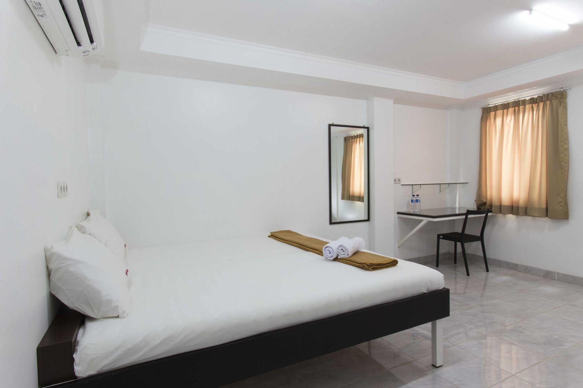 Hotel Reddoorz @ Fatmawati Raya Cilandak  Zewnętrze zdjęcie